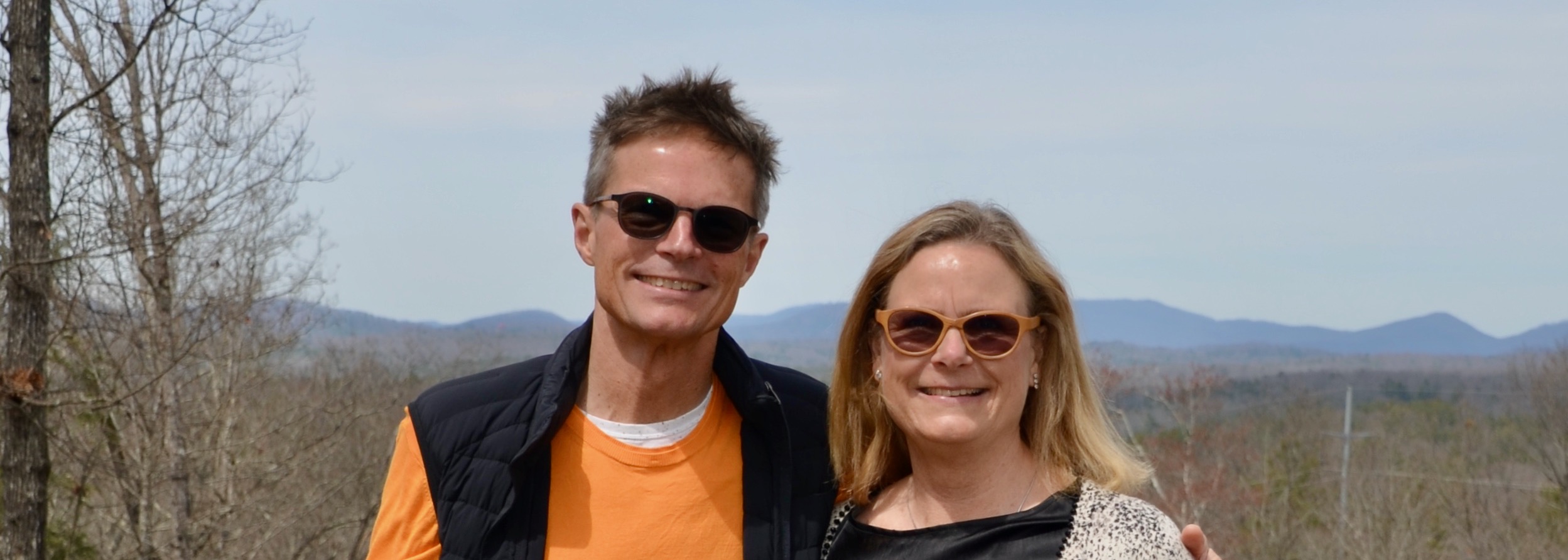 Portrait of Mette and Stephen Bruyant-Langer in front of mountains